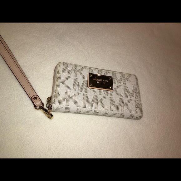 Michael Kors Handbags - Michael Kors Wristlet wallet